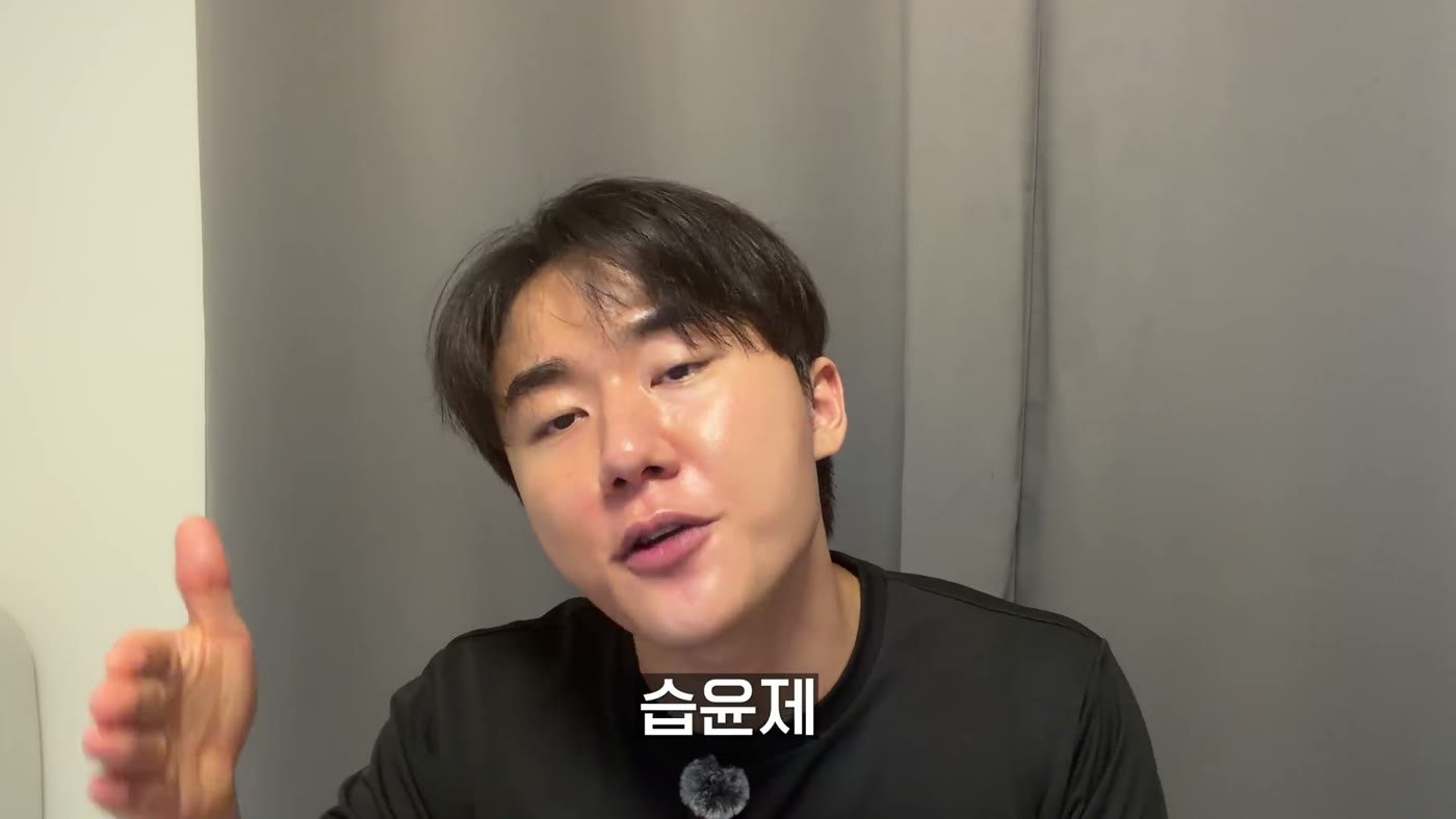 Video screenshot: Jamti explaining the three moisturizer roles, with the caption “humectants” on screen