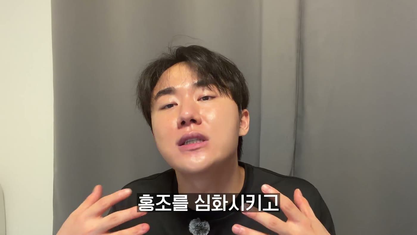 Video screenshot: Jamti explaining that low-molecular hyaluronic acid worsens redness, with the caption on screen